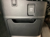アクセサリーソケットはUSBのアダプターなどをつければ、スマホの充電にも使えます。周辺には物が置けるボックスがついています。