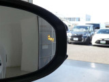 隣車線を走る車両をレーダーで検知し、ドアミラーでは確認しにくい後側方エリアに存在する車両に加え、急接近してくる車両も検知します。車両を検知するとドアミラーに搭載されたLEDインジケーターが点灯します。