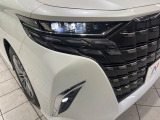【三眼LEDヘッドライト】スタイリッシュな見た目の三眼LEDヘッドライトを装備♪スタイルだけでなく、夜間の走行も視界良好で安心してお乗りいただけます。