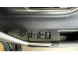 パワーウィンドウスイッチで運転席から全席の窓の開閉ができます♪