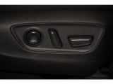 【パワーシート】 スイッチでシートポジションを細かく調整できます。
