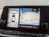 アラウンドビューモニター。上空から見下ろしているかのような映像を映し出して周囲を確認し、スムースな駐車をアシストします。