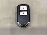 スマートキーを装備しています。鍵を差し込むことなくドアロックの開け閉めと、スタートボタン操作でのエンジンスタートができます。