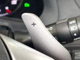 【パドルシフト】ハンドルから手を離さずに素早くシフトアップ&ダウンができるので、エンジンブレーキを使う下り坂や高速道路の合流で加速したい場面で役立ちます。