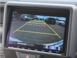 【アダプティブクルーズコントロール】ステアリングのスイッチを操作するとミリ波レーダーで先行車との距離を測定。設定を適切に保ちながら加速・減速、さらに停止まで自動に追従します。