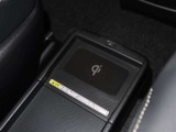 ワイヤレス充電機能で接続の手間いらず。スマートフォンなどをワイヤレスで充電可能です。