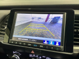 リバースギアに入れるだけで後方の表示へ切り替わります。夜間や雨の日の駐車も楽になりますよ。
