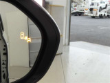 ブラインドスポットモニター装備。隣車線を走る車両を検知。ドアミラーでは確認しにくい後方、側方エリアに存在する車両や急接近してくる車両も検知しドアミラーに搭載されたLEDインジケーターが点灯します。