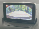 【バックカメラ】駐車時に後方がリアルタイム映像で確認できます。大型商業施設や立体駐車場での駐車時や、夜間のバック時に大活躍!運転スキルに関わらず、今や必須となった装備のひとつです!
