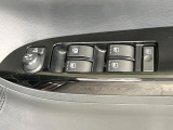 【電動格納ミラー】サイドミラーは電動格納式となっており、狭い駐車場でもキズがつくリスクを抑えられます。