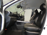 【手入れ済みの運転席】手を触れるハンドルや座席周辺は丁寧に清掃しております。適度なホールド感があるシートで姿勢を優しく支え長時間の移動でも疲れにくいです。