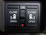 運転席からもスライドドアをボタン操作でスピーディーに開閉できます!またスマートキーでも操作できるので便利です。