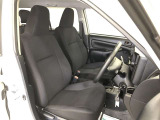 腰から背中をしっかり支える構造で、長時間の運転でも身体への負担が小さいフロントシート!乗り降りも頻繁に行われることを考慮し、着座ポイントも高めに設定。毎日の運転も快適です!