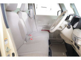 ベンチシートなので、左右どちらのドアからも乗り降りが可能ですので、狭い駐車場や縦列駐車をした際などに役立ちます!