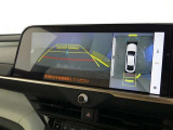 【全周囲モニター】車を上空から見下ろしたような映像をカーナビ画面に映し出し、車庫入れや縦列駐車をサポートしてくれます。