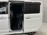 自動開閉するオ-トスライドドア付!!開閉部が広く狭い場所の乗り降りでも便利、半ドア防止機能や小さな子供さんの事故を防ぐ安全装備も付いて便利で安心♪♪