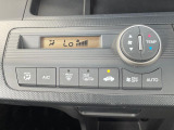 【オートエアコン】一度お好みの温度に設定すれば、車内の温度を検知し風量や温度を自動で調整。暑い&hellip;寒い&hellip;と何度もスイッチ操作をする必要はありません。快適な車内空間には必須の機能ですね♪