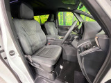 運転席まわりには十分なスペースがあり、大柄な方でもゆったり運転していただける環境です。