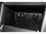 小物の収納に便利なセンタートレイには携帯等のデバイスの充電可能なUSB出力電源付です。