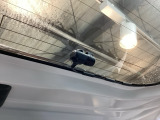 【ドラレコ・後方カメラ】届きにくい後方の視界を映像でカバーし、トラブルの抑止力にもなります。万が一の際、状況を正確に証明できる安心感が、毎日のドライブに落ち着きと確かなゆとりを添えてくれます。