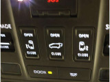 電動式バックドアです。 荷物を持ったままでもボタン一つで自動的に開け閉めできるので便利ですよ。挟み込み防止機能も付いていますのでお子様の手や荷物を挟み込むのを防いでくれますよ
