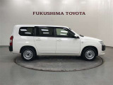 【まるごとクリーニング】シートを取り外し、車内を徹底洗浄。隅々まで丁寧に仕上げています。