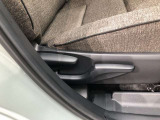 運転席シート座面は上下アジャスター付きです。お好みの位置に調整可能です。