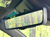 【デジタルインナーミラー】後席の大きな荷物や同乗者で後方が確認しづらい時でも安心!カメラが撮影した車両後方の映像をルームミラー内に表示。クリアな視界で状況の確認が可能です!