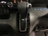 CVT車のセレクトレバーです。低速から高速まで、変速ショックのないスムーズな走りを実現するとともに、エンジン効率のよい領域を維持することで燃費にも貢献します。