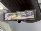 インテリジェントルームミラー搭載で、車の後方に設置されたカメラ映像を映し出してシートバックやヘッドレスト、同乗者に視界が遮られることがなく視認性が非常に良いです