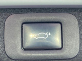 【パワーバックドア】スマートキーや運転席のボタンを押すだけでリアゲートが自動で開閉します!荷物を持っている時や、高い位置にあるバックドアを閉める際に便利な機能です♪