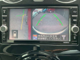 アラウンドビューモニターは自車の前方・側面映像をモニタ-に映して離合時、駐車時などにとても便利です。