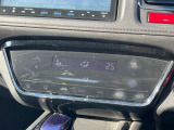 【オートエアコン】一度お好みの温度に設定すれば、車内の温度を検知し風量や温度を自動で調整。暑い&hellip;寒い&hellip;と何度もスイッチ操作をする必要はありません。快適な車内空間には必須の機能ですね♪