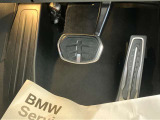 【ペダル】BMWはオルガン式アクセルペダルを採用しています。踏み込む足とペダルが同じ軌跡を描くため、かかとがずれにくく、アクセルコントロールがよりしやすくなるメリットがあります。