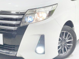 【LEDヘッドライト】悪天候や夜間走行時も良好な視界を確保し安心して運転できる高輝度LEDヘッドライトを装備!点灯速度が早く、消費電力も抑えられています。
