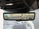 【クリアサイトリアビューモニター】が装備され荷室や後席に乗車してリアガラスが見ずらくなってしまった際にもルーフに付いているカメラでモニターに映し出すことが可能です。