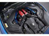 3.9L V型8気筒DOHCツインターボ、600ps/77.5kgm、全長&times;全幅&times;全高mm 4586&times;1938&times;1318mm、車両重量 1664kg