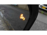 隣車線を走る車両をレーダーで検知し、ドアミラーでは確認しにくい後側方エリアに存在する車両に加え、急接近してくる車両も検知します。車両を検知するとドアミラーに搭載されたLEDインジケーターが点灯します。