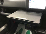 車内での仕事や食事の際に便利なインパネテーブル!A4サイズのノートパソコンやお弁当などが置けます。最大重量10kgのものまで置くことができます。