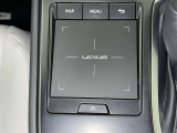 手元でナビゲーションなどの操作を可能にする「リモートタッチ」は、運転姿勢の変化を抑制し、スムーズな操作が可能です。