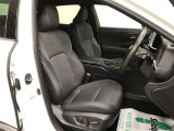 乗員を包み込むような造形と圧迫感を感じにくい水平な見晴らしで運転に集中できる空間の運転席!リフトアップしたことで、ヒップポイントが高くなり、乗降車もしやすくなっています!