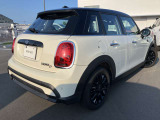 MINIのアイコンでもある、丸目のヘッドライト。高いデザイン性でMINIをよりお洒落に見せてくれます!