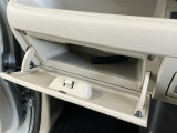 【グローブボックス】収納スペースが沢山あるので車内が散らからずに助かります。ちょっとした物を入れるのにいいですね♪
