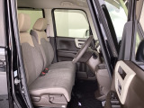 フロントシートはベンチシートです。ベンチシ―トは運転席と助手席の移動もスムーズ!狭い駐車場での乗り降りに便利です。シートの間にコンソールボックスやドリンクホルダーがないため、車内空間も広く感じます