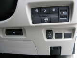 運転席の右下に各種スイッチがまとめられています。