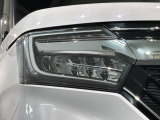 LEDヘッドライトは、点灯の瞬間から最大光量を発揮し、突然暗くなるトンネルなどでの安定感を高めます。