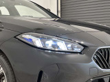 アダプティブLEDヘッドライトはステアリングを切った方向を照らします。