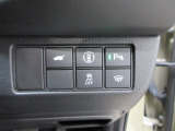パワーテールゲートの開閉、横滑りを防ぐVSA等のスイッチ類は運転席の右側、手の届きやすい位置にあります。