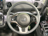 インテリアに合わせたデザインのステアリングは、運転される方のことも考え、運転しやすい形状、大きさです。是非一度、実際に触ってお確かめください。