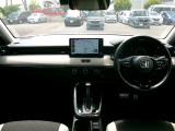 大きなフロントガラスで広々とした視界の運転席まわりです。